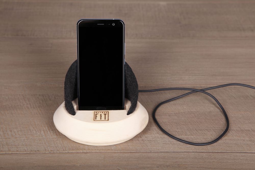 Handyhalter 'Holdy' aus Zirbenholz, wohlduftend, ideal für alle gängigen  Smartphones, Tablets und E-Reader